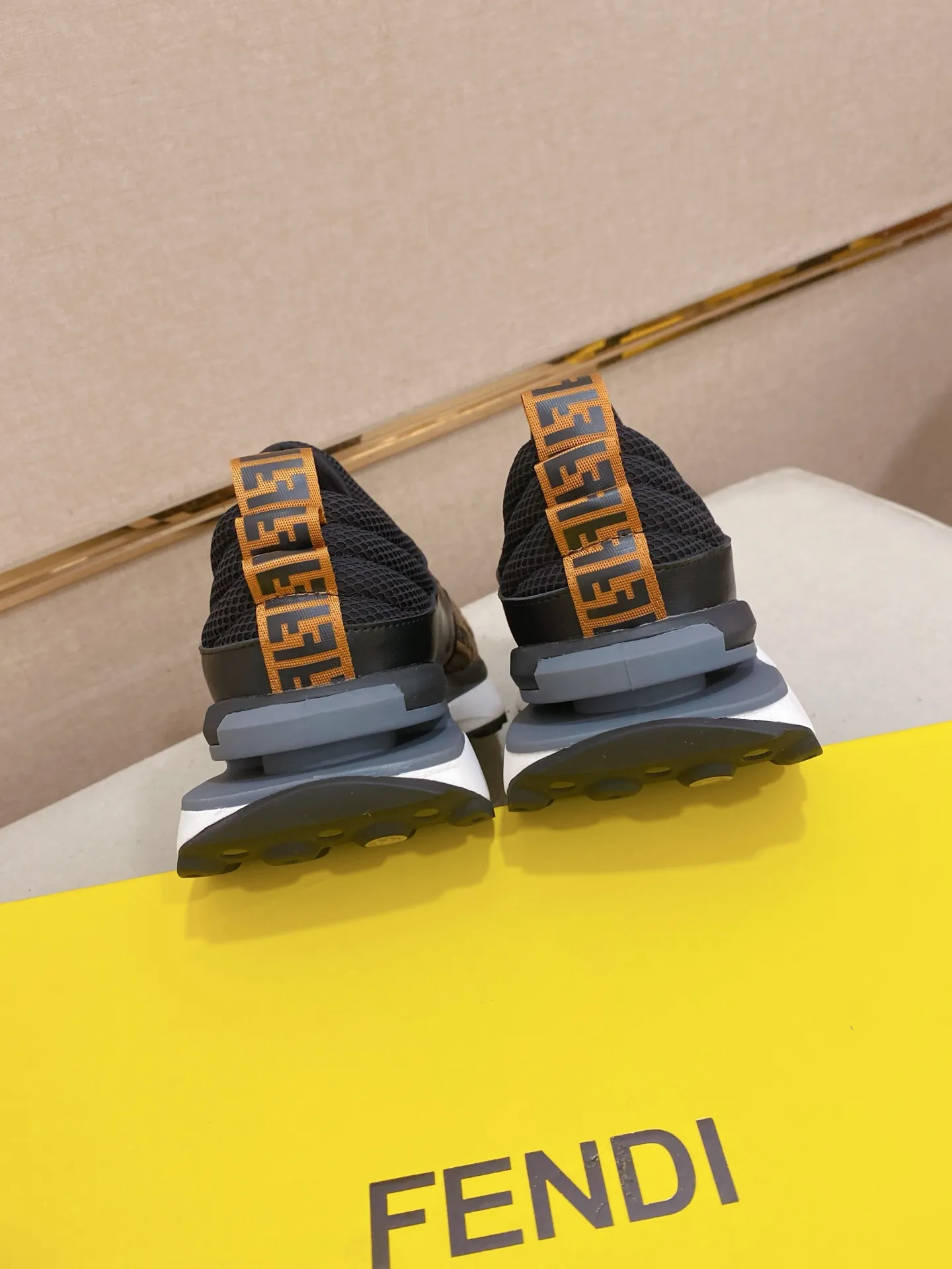 Men's shoes 💰 462💰 (FENDI) New style 👊🏻 upper 🇮🇹 imported cowhide fabric 🇩🇪 lining imported sheepskin lining. The original outsole is molded to highlight the identity of every man, and the upper foot is stable and stable🚶🏻🚶🏻The high-end custom counters reproduce the original version📯No matter the wind or rain, the shoe last remains unchanged and can withstand the verification of time🔍️,🔵 Size: 38-44 (45 is custom-made and cannot be returned or exchanged